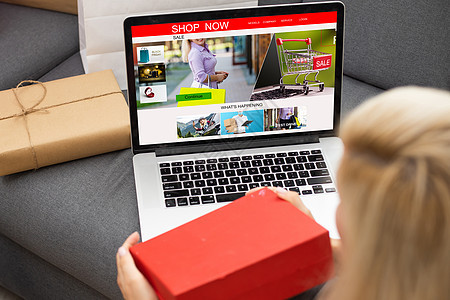 妇女在家里使用笔记本电脑在网上购物礼物商业顾客电子商务海滩钱包零售女孩购物狂大车图片