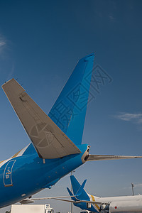 国际航空公司在机场的飞机尾翼 背景是蓝天和蓝天图片