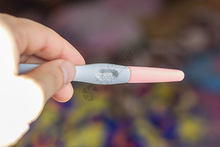 彩色背景的阴性怀孕测试图片