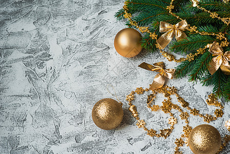 云杉绿枝的新年或圣诞组合物和新年闪亮的金色玩具和星星框架植物假期装饰品季节艺术装饰金子庆典风格图片