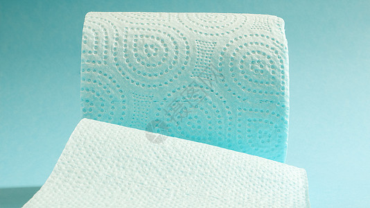 蓝色背景上的蓝色现代卫生纸卷 纸板套筒上的纸制品 用于卫生目的 由纤维素制成 带有便于撕裂的切口 浮雕图家庭回收洗手间浴室清洁工图片