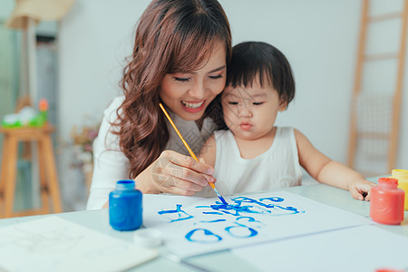 亚裔女人的肖像 和她女儿一起画画母亲妈妈童年女孩艺术家创造力教育女士刷子艺术图片