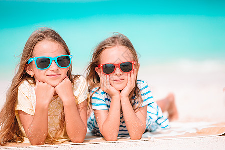 欢笑的小女孩们在热带海滩一起玩耍很快乐 白天阳光明媚 大海下着雨旅行童年幸福情感闲暇天堂假期海岸线享受喜悦图片