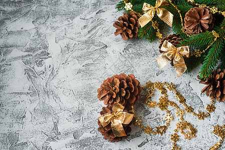 云杉绿枝锥和新年和闪亮的金色玩具的新年或圣诞节组合物金子假期季节边界星星风格云杉框架庆典植物图片