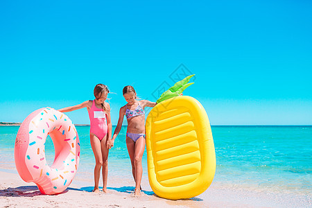 暑假在热带海滩玩得开心的小女孩们一起玩耍 在一起玩孩子娱乐童年闲暇旅行乐趣行动海岸线幸福海景图片