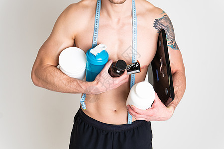 白色背景健美粉上的白色健身蛋白罐强高痛损伤 背痛脊柱男性压力 手部表情 治疗 背痛有吸引力图片