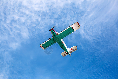 蓝云天空中的小型单引擎古型多彩飞机Name空气天线飞行航空高度技术运动航班螺旋桨航展图片