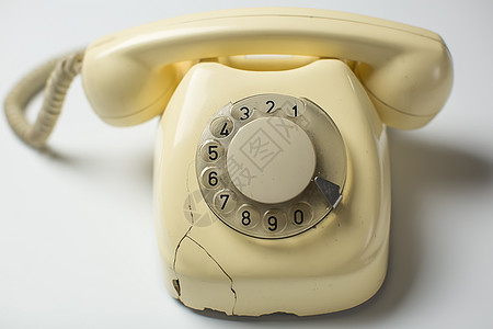 带裂缝和破碎部件的回转旋转电话剥皮电讯回忆拨号办公室技术乡愁绳索桌面历史图片