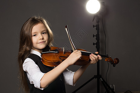 年轻女孩闭合工作室小提琴肖像课堂孩子金发女郎教育乐器学习童年房子女性音乐会图片