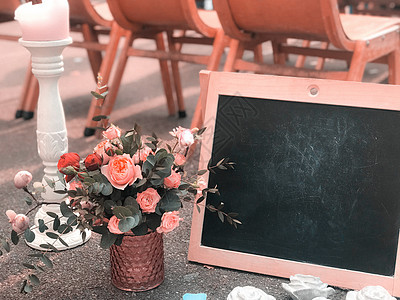 一束乡村风格的花束 带有框架和黑板 用于绘制文本位置婚礼邀请函照片植物礼物庆典假期木头郁金香木板图片