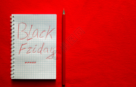 黑色星期五销售文本写在记事本上 红色背景上有红色铅笔 背景 假日概念 黑色星期五  国际购物 促销 折扣 销售日 销售旺季是十一图片