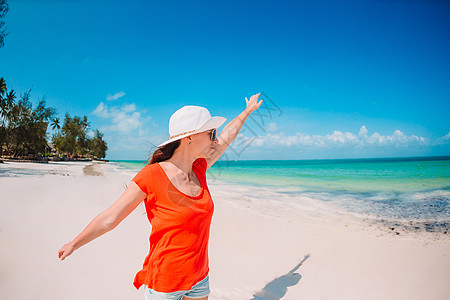 在白色沙沙热带海滩上放松的年轻美少女帽子游客享受低潮支撑成人女性女士海岸自由图片