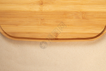 木制切割或用手工艺纸面背景的砍板 顶视图 文字区域图片