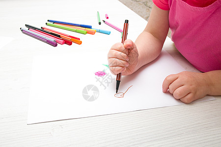 小女孩在桌上用毡尖笔在纸上画花画家创造力童年蜡笔绘画孩子卧室学校铅笔插图图片