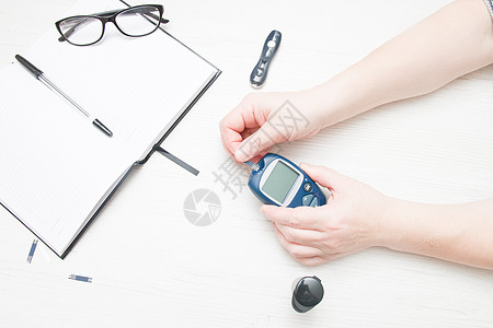 糖尿病概念疾病注射测试手指桌子日记和声胰腺记录仪表图片
