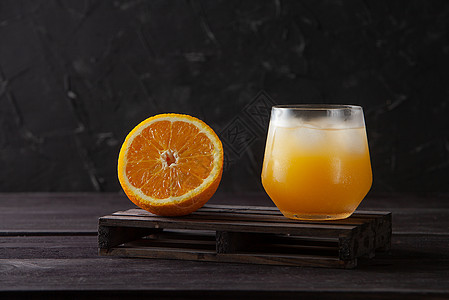 深木木底的橙子果和果汁杯桌子甲板宏观农业维生素早餐作品饮食饮料小册子图片