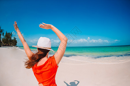 在白色沙沙热带海滩上放松的年轻美少女女士成人情调女性享受海岸低潮支撑闲暇假期图片