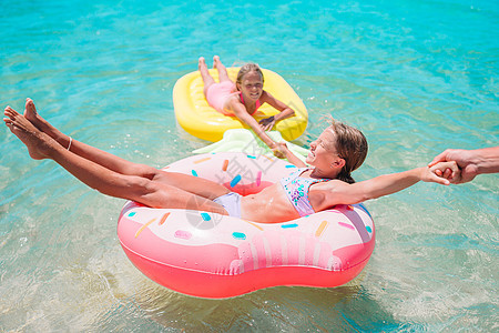 暑假在热带海滩玩得开心的小女孩们一起玩耍 在一起玩孩子们女儿海景旅行乐趣喜悦气垫孩子海滨姐姐图片