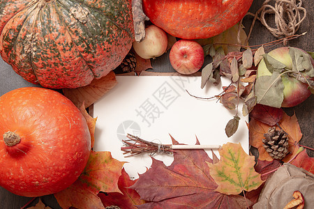 一罐茶的舒适静物 秋天的水果和蔬菜 干苹果 树枝 秋天的落叶 秋天的冷处理 橙色 写字板 复制空间 秋天的心情 万圣节 祝福日 图片