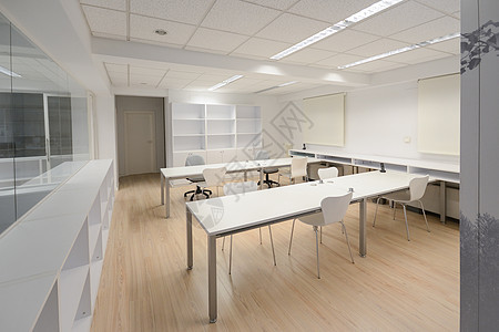 带白色家具的现代办公室奢华桌子扶手椅窗户工作座位课堂椅子商业技术图片