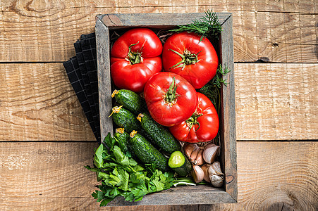 木箱里新鲜的蔬菜 红西红柿 绿色黄瓜和草药 木质背景营养叶子饮食草本植物桌子厨房烹饪午餐香菜植物图片