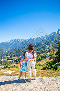 山上美丽的幸福家庭 在雾雾之幕下 美丽美景的风景假期全景生活高山天空妈妈运动悬崖女孩旅行图片