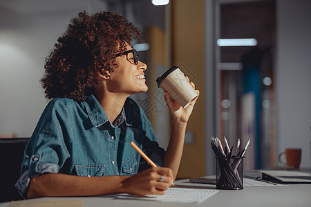 快乐的非裔美国女性在工作场所写作互联网经理咖啡商务代理人就业眼镜管理人员人士房间图片