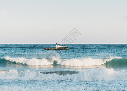 海上船只航海天空海洋地平线钓鱼血管海浪旅行蓝色运输图片