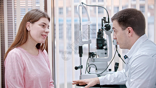 内阁中的眼科治疗 — 与验光医生会诊的年轻女性图片