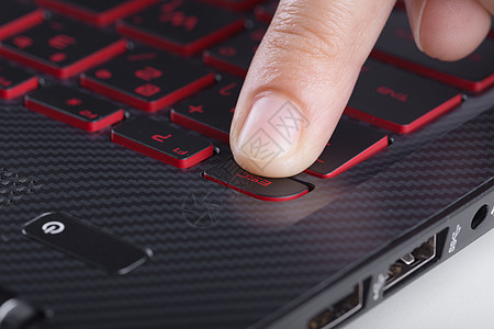 在笔记本电脑键盘上按 Esc 按钮程序员手指黑色工作硬件技术红色桌面宏观钥匙图片