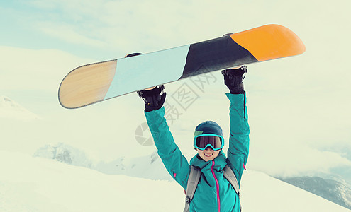 快乐的年轻女子滑雪运动员女性女孩运动手臂滑雪板太阳镜木板眼镜女士季节图片