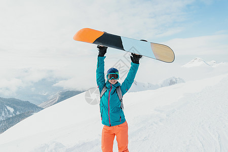 快乐的年轻女子滑雪运动员女性滑雪板运动乐趣太阳镜眼镜女孩手臂假期成人图片