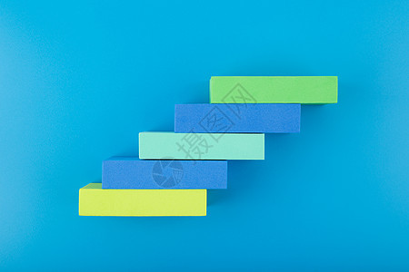 业务发展理念 梯子由彩色矩形制成 蓝色背景上有文本空间成功公司经理挑战人士管理人员金融战略指导进步图片