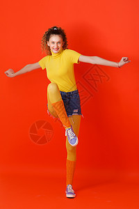 身穿运动服的女孩单腿跳跃图片