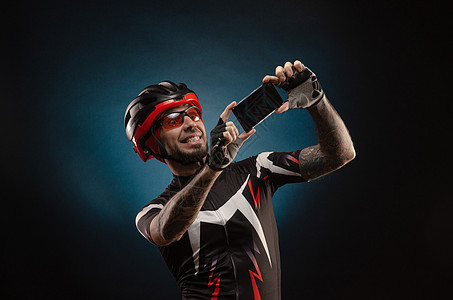 家伙是骑自行车的人 戴着自行车头盔自拍运动员衣服成人运动店铺电话赛车手男人竞赛情感图片