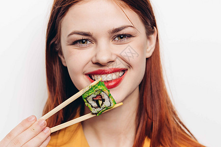 开心的红头发女人 筷子寿司日本菜女性文化海鲜摄影黄瓜药品食物舌头美食宏观图片