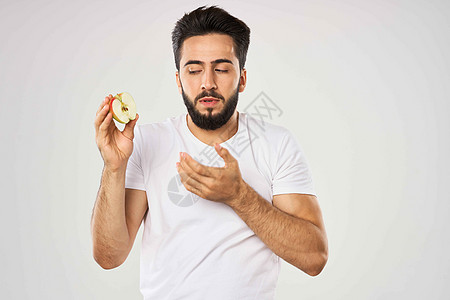 情绪化的大胡子男人手里拿着苹果水果零食黑发饮食快乐爆炸微笑绿色漫画白色幸福成人图片