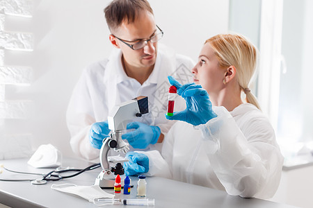 流感病毒实验     带显微镜的实验室科学家 戴防护眼罩女孩外套工作教授测试药店罩衫手套技术女性图片