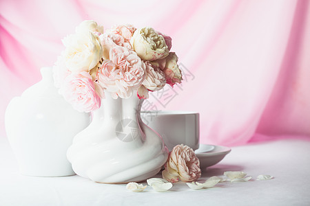 有玫瑰的静物奶油礼物花束杯子花瓣植物紫色生活花瓶图片