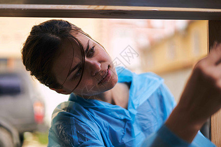 妇女油漆木材画家修理保护性西装画架女性木头院子栅栏装修刷子工作青少年桌子图片