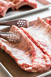 不锈钢盘上松开的肋骨食物生猪肉牛肉生排骨屠夫美食餐厅猪肉厨房烹饪图片