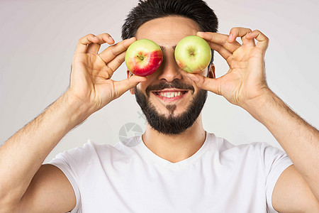 以白T恤水果为手握苹果的快乐男子男人饮食漫画绿色男性微笑成人爆炸黑发白色图片