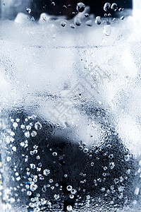 杯中的冰和冰水窗户蓝色冰晶纹理天气玻璃季节气候苏打气象图片
