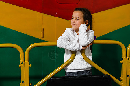一个小女孩 靠近一辆大火车的车图片