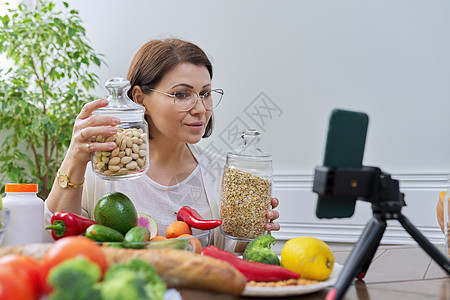 使用智能手机 有关健康饮食的博客专家引导流咨询蔬菜饮食营养谷物视频重量福利桌子坚果图片