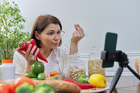 使用智能手机 有关健康饮食的博客专家引导流卫生治疗咨询女士水果博主坚果视频营养学营养图片