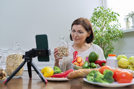 使用智能手机 有关健康饮食的博客专家引导流治疗坚果营养卫生水果蔬菜办公室视频重量博主图片
