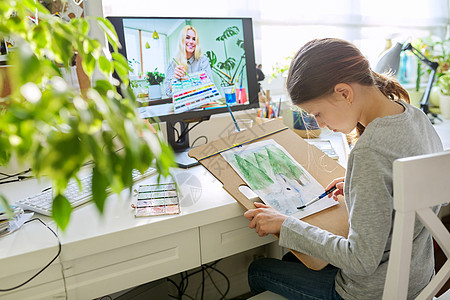 关于绘画的在线讲习班 女孩学生在家中用水彩色绘画刷子艺术水彩水彩画学习工艺互联网监视器孩子爱好图片