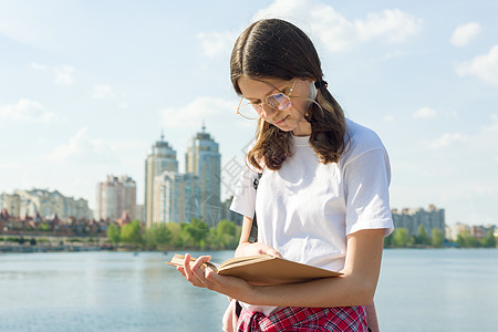 青少年女学生阅读书图片