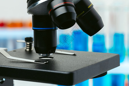 实验室桌上的显微镜和试验管 特写镜片管子制药教育测试科学科学家药店生物学技术图片